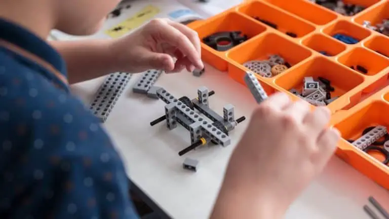 8 Best STEM Toys for Boys 2021 – Coding, Engineering & Science