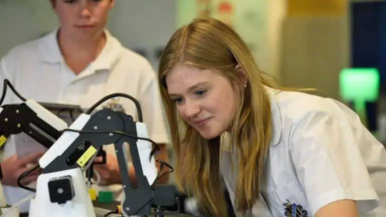 Top 7 STEM Programs for Girls (Must-Try!)