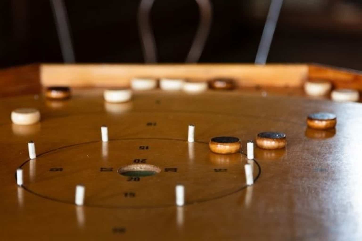 Крокинол. Крокинол игра. Крокиноль игра размер. Crokinole настольная игра.