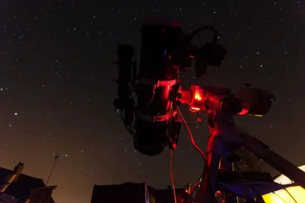 Telescope automatically set up to taking night sky photos