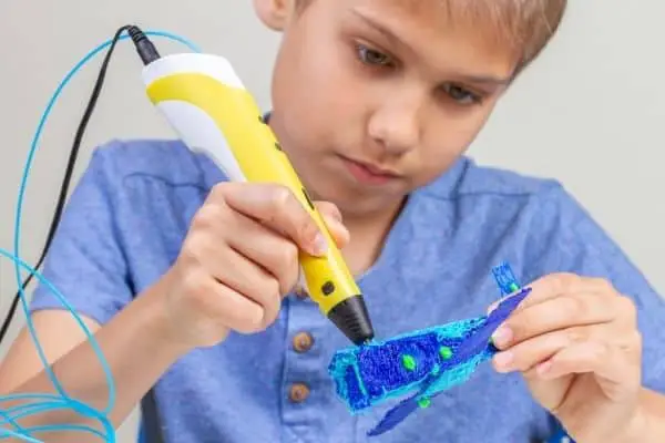 Kid using a 3d pen